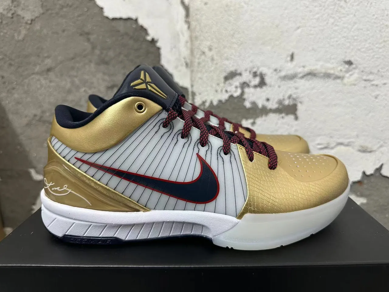 Nike Zoom Kobe IV Chaussures de Basketball Or Métallique 4