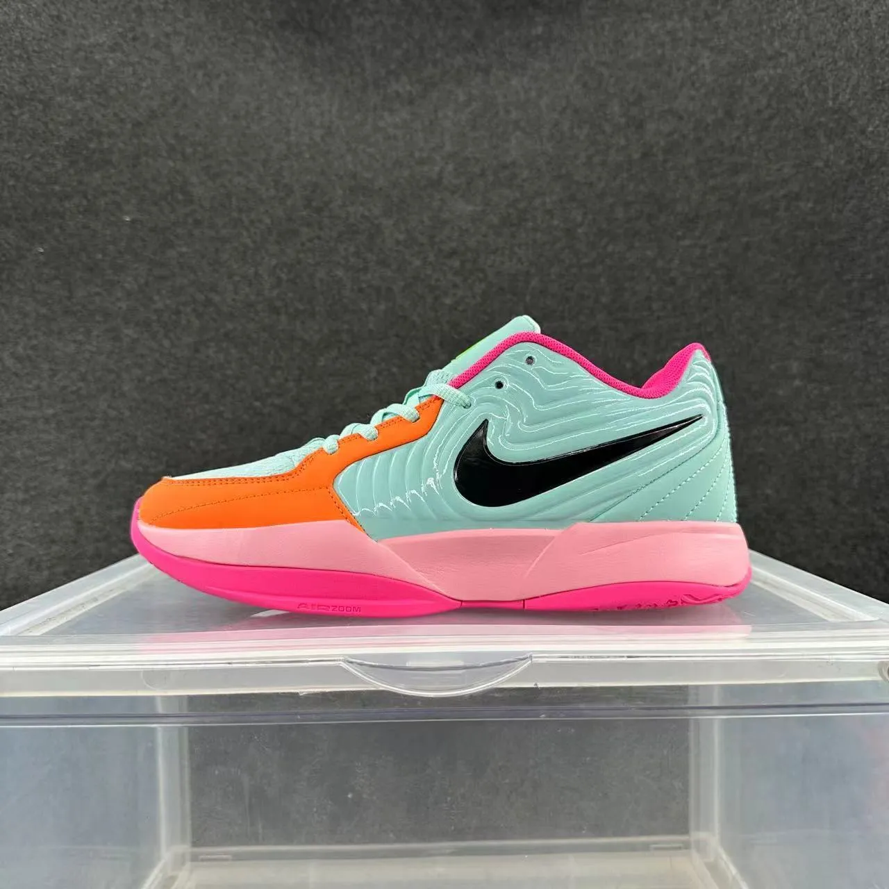 Nike Zoom Kobe Multicolor, parte superior texturizada ondulada, silhueta de low-top, tênis de basquete 1