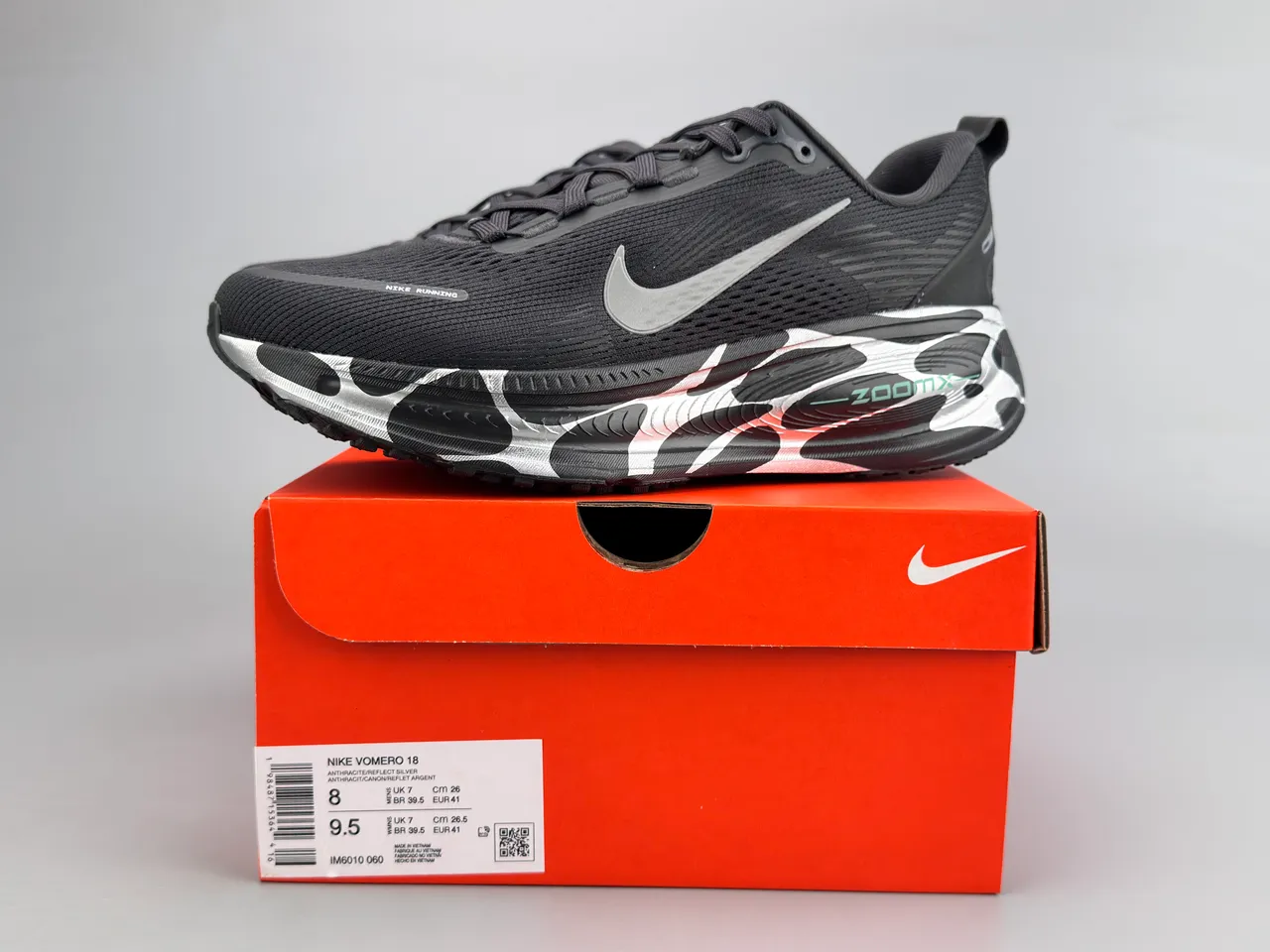Nike ZoomX Invincible Run Preto Branco Malha Superior Padrão de Onda Esculpido Solado Intermediário Tênis de corrida 2