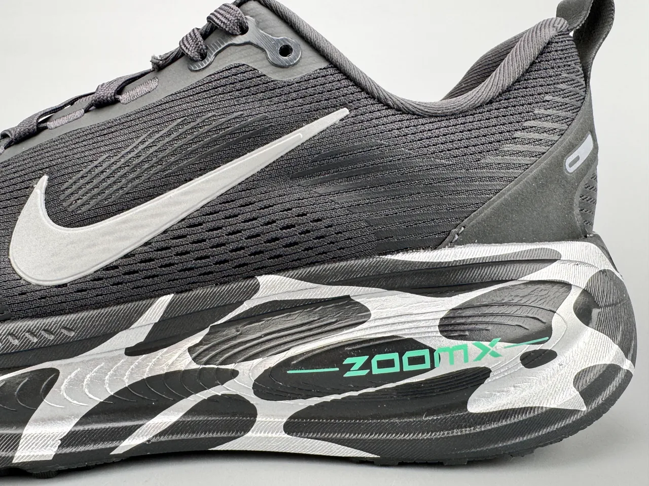 Nike ZoomX Invincible Run Preto Branco Malha Superior Padrão de Onda Esculpido Solado Intermediário Tênis de corrida 3