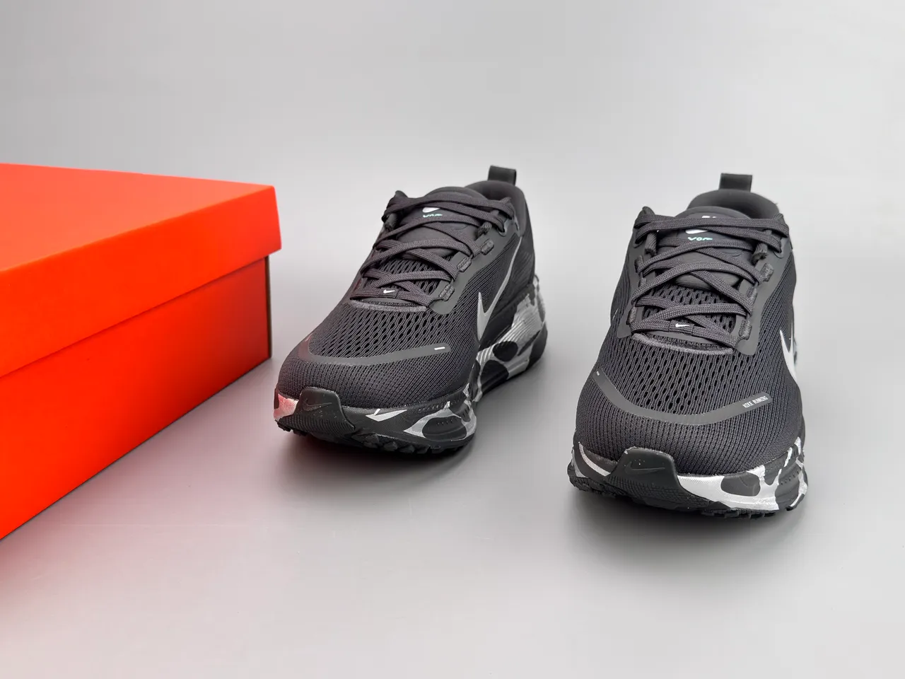Nike ZoomX Invincible Run Preto Branco Malha Superior Padrão de Onda Esculpido Solado Intermediário Tênis de corrida 5