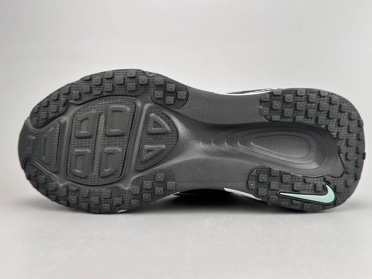 Nike ZoomX Invincible Run Preto Branco Malha Superior Padrão de Onda Esculpido Solado Intermediário Tênis de corrida 6