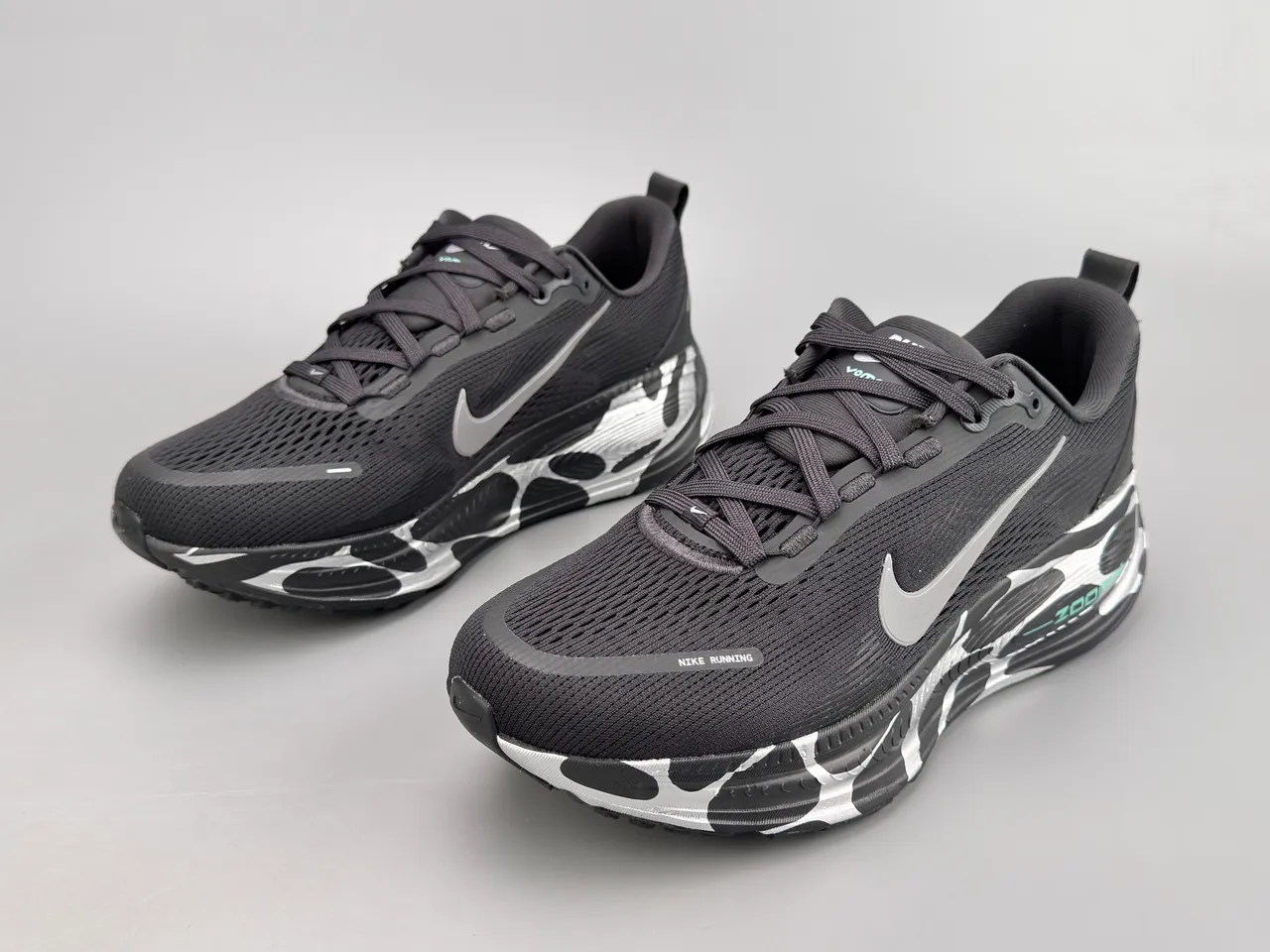 Nike ZoomX Invincible Run Preto Branco Malha Superior Padrão de Onda Esculpido Solado Intermediário Tênis de corrida 7