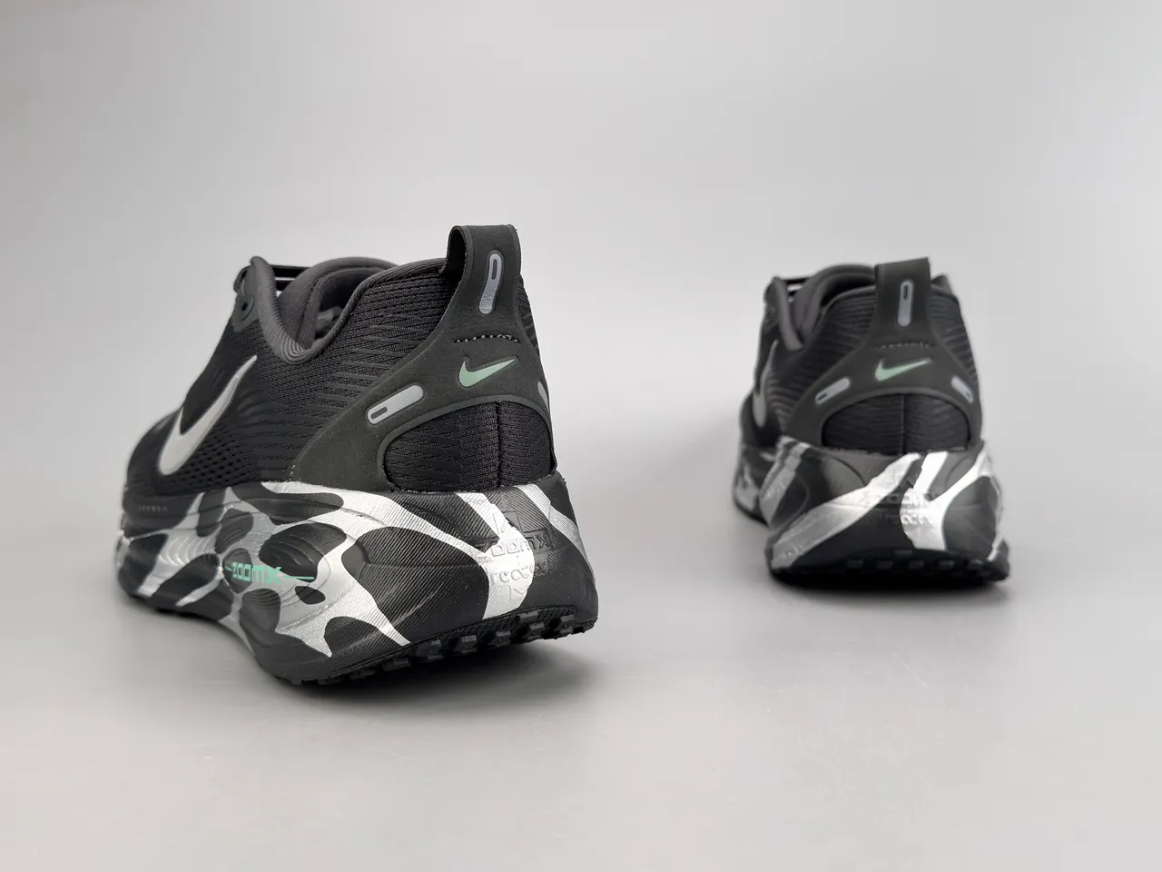 Nike ZoomX Invincible Run Preto Branco Malha Superior Padrão de Onda Esculpido Solado Intermediário Tênis de corrida 8