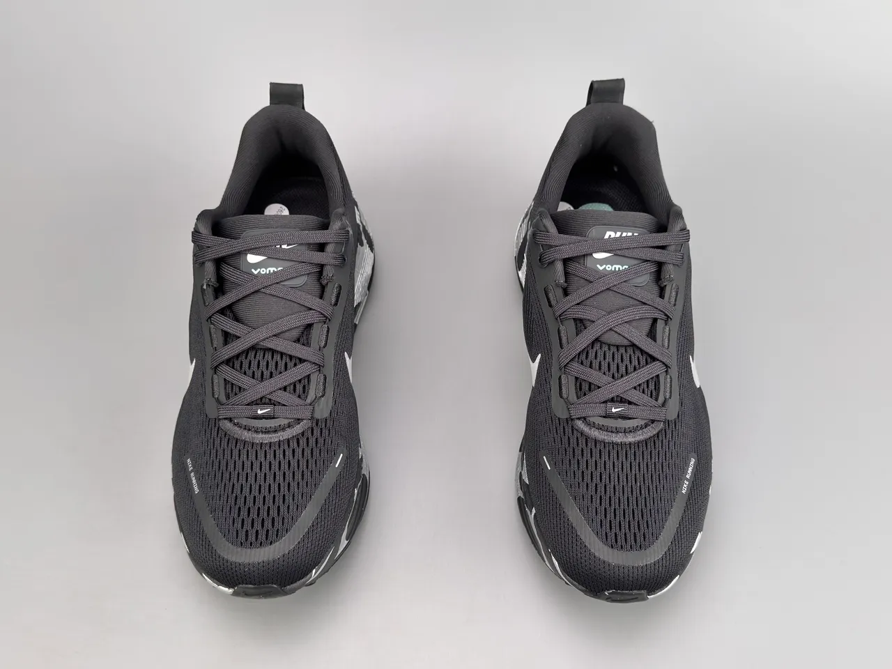 Nike ZoomX Invincible Run Preto Branco Malha Superior Padrão de Onda Esculpido Solado Intermediário Tênis de corrida 9