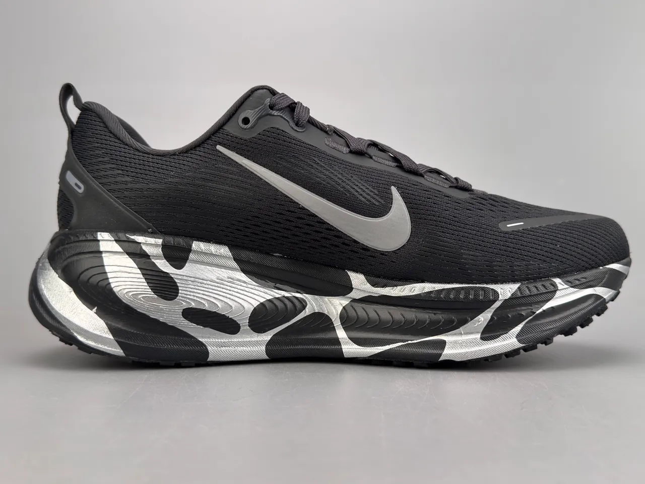 Nike ZoomX Invincible Run Preto Branco Malha Superior Padrão de Onda Esculpido Solado Intermediário Tênis de corrida 10