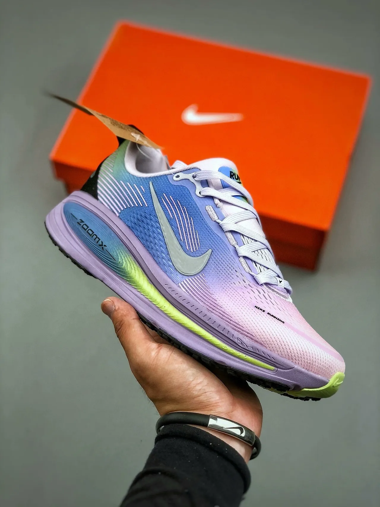 Nike ZoomX Invincible Run Multicolor Gradient Knit Upper Full-Length Foam Midsole Running Shoes 1