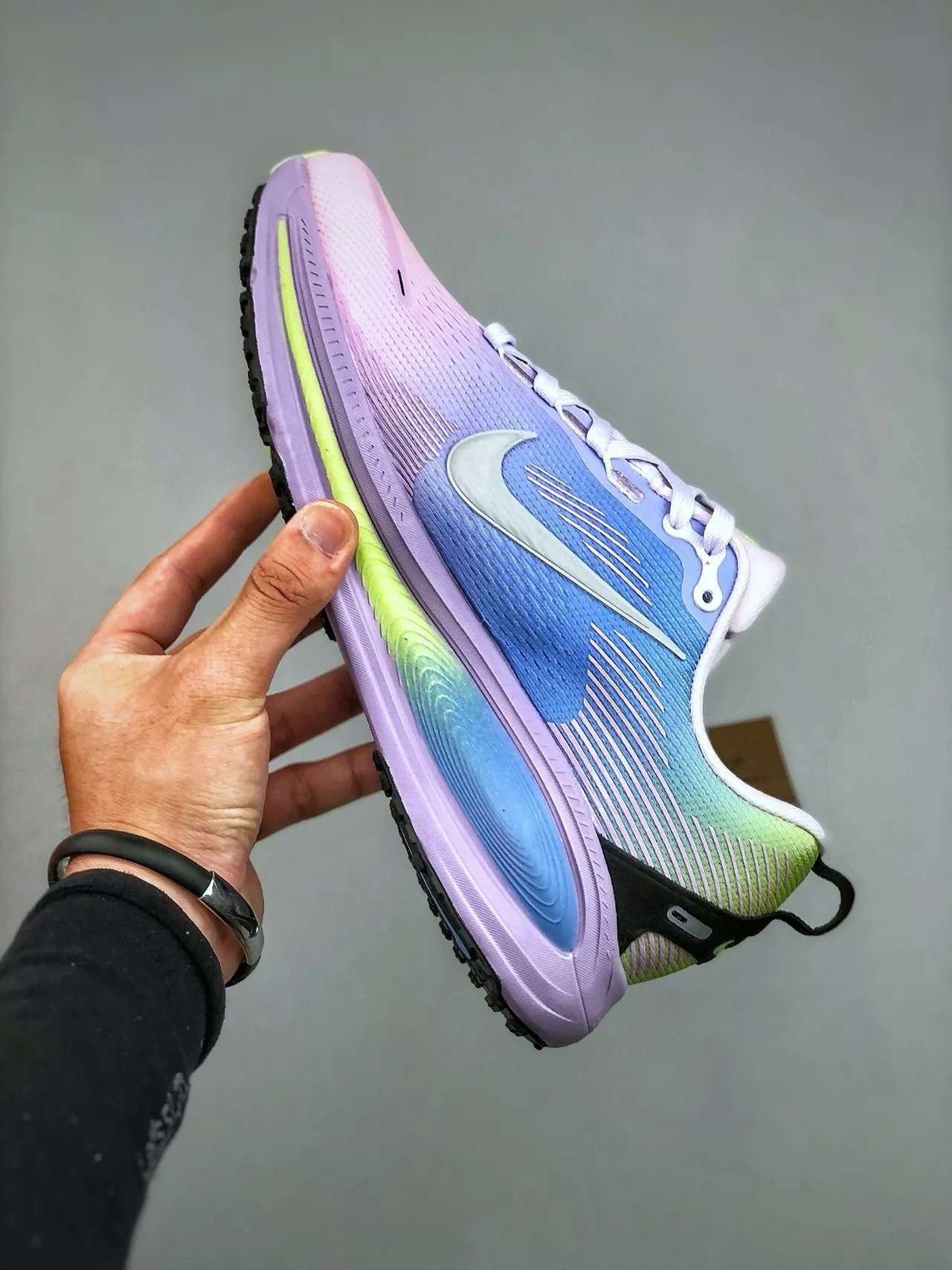 Nike ZoomX Invincible Run Multicolor Gradient Knit Upper Full-Length Foam Midsole Running Shoes 2