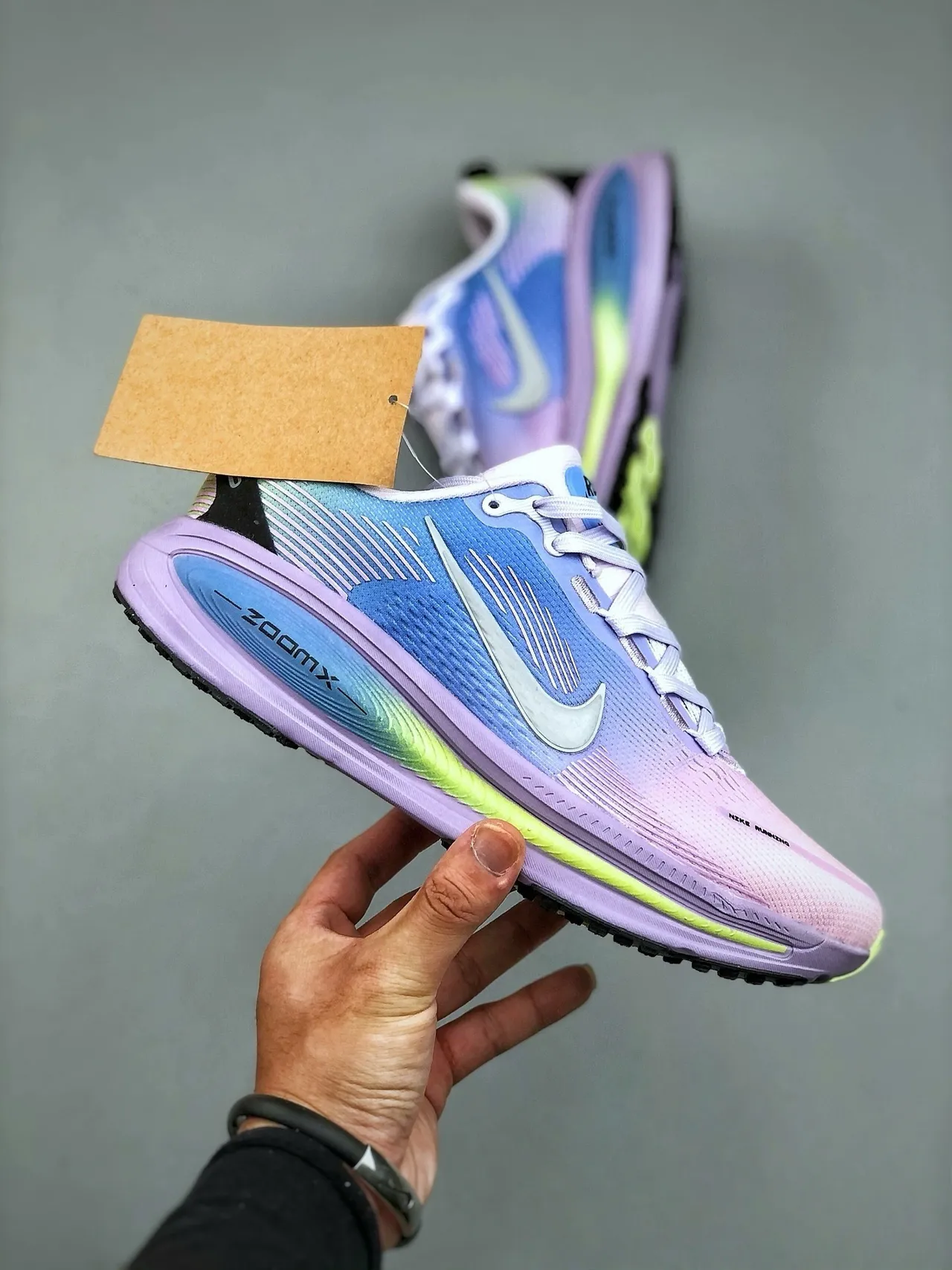 Nike ZoomX Invincible Run Multicolor Gradient Knit Upper Full-Length Foam Midsole Running Shoes 4