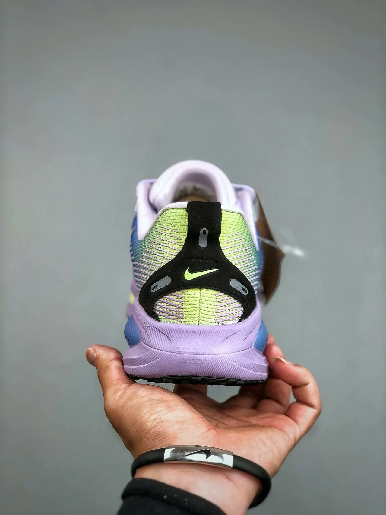 Nike ZoomX Invincible Run Multicolor Gradient Knit Upper Full-Length Foam Midsole Running Shoes 7