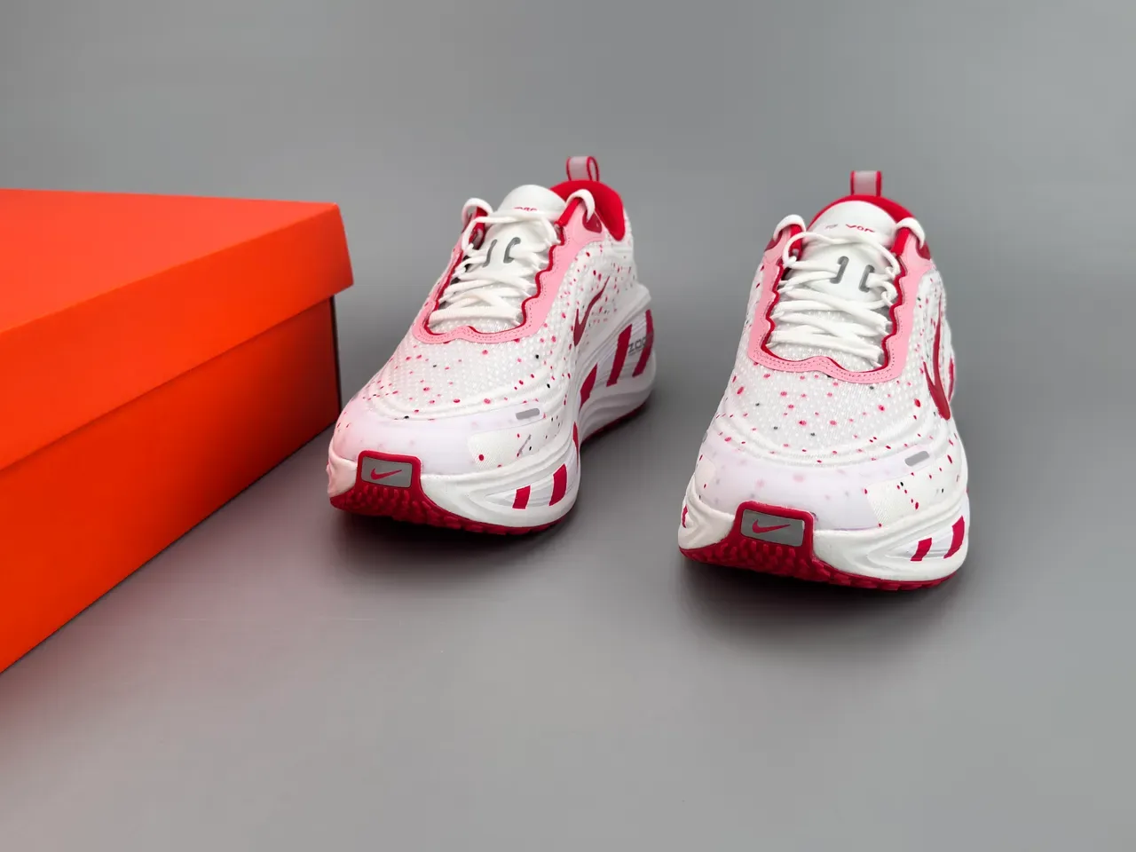 Nike ZoomX Invincible Run White Red Engineered Knit Upper Speckled Pattern Running Shoes 3