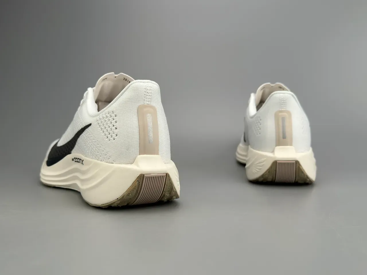 Nike ZoomX Blanc Noir Haut en Tricot Ingénierie Semelle intermédiaire en mousse de longueur complète Chaussures de running 8