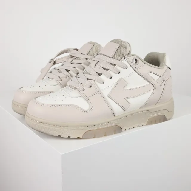 سنيكرز لايف ستايل بتصميم مفكك ولون بيج مع شعار السهم من Off-White 2