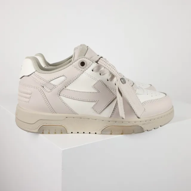 سنيكرز لايف ستايل بتصميم مفكك ولون بيج مع شعار السهم من Off-White 3