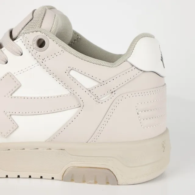 سنيكرز لايف ستايل بتصميم مفكك ولون بيج مع شعار السهم من Off-White 4