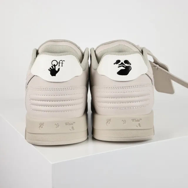 سنيكرز لايف ستايل بتصميم مفكك ولون بيج مع شعار السهم من Off-White 8