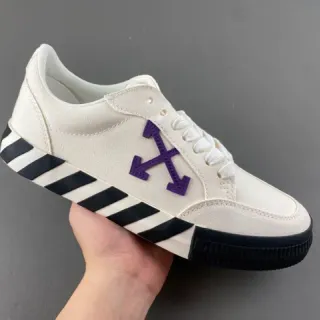 Off-White أحذية رياضية أسلوب حياة سوداء بقماش كانفاس مع خطوط قطرية في الوسطة