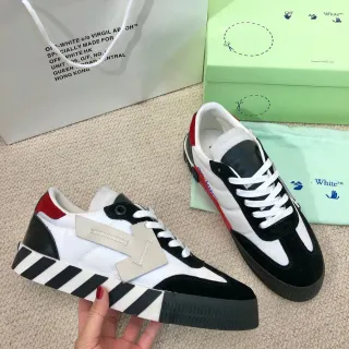 Off-White sneakers lifestyle noires avec étiquettes industrielles color-blocked