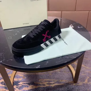 Off-White أحذية رياضية أسلوب حياة سوداء ووردية سويدي مع شعار السهم القطري