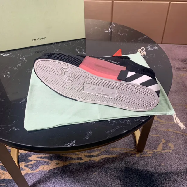 Off-White Sneakers Lifestyle Preto e Rosa de Couro Aveludado com Logo de Seta Diagonal 2