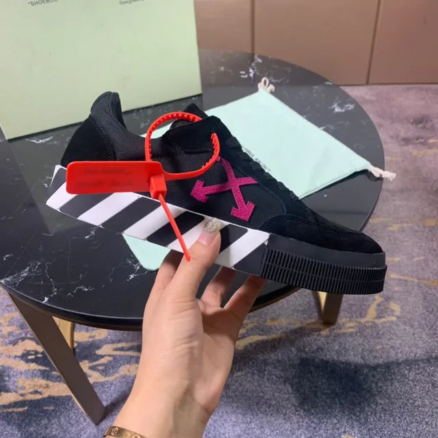 Off-White Sneakers Lifestyle Preto e Rosa de Couro Aveludado com Logo de Seta Diagonal 3