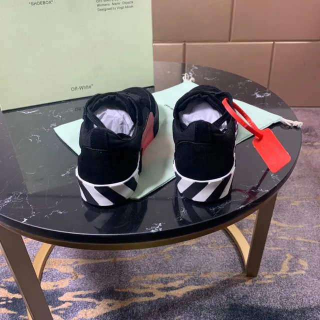 Off-White Sneakers Lifestyle Preto e Rosa de Couro Aveludado com Logo de Seta Diagonal 4