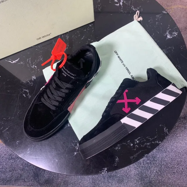 Off-White Sneakers Lifestyle Preto e Rosa de Couro Aveludado com Logo de Seta Diagonal 5