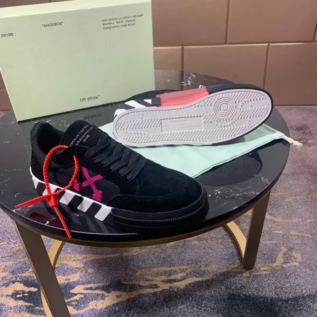 Off-White Sneakers Lifestyle Preto e Rosa de Couro Aveludado com Logo de Seta Diagonal 6