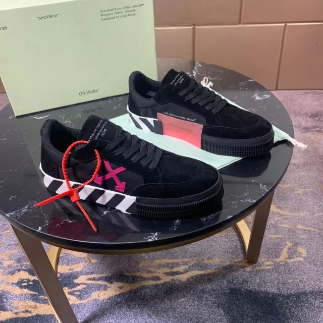 Off-White Sneakers Lifestyle Preto e Rosa de Couro Aveludado com Logo de Seta Diagonal 7