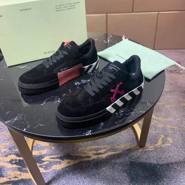 Off-White Sneakers Lifestyle Preto e Rosa de Couro Aveludado com Logo de Seta Diagonal 8