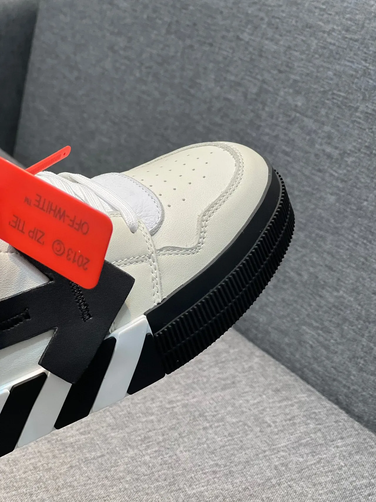Off-White Industrial Sneakers Lifestyle Hautes Blanches Et Noires 3