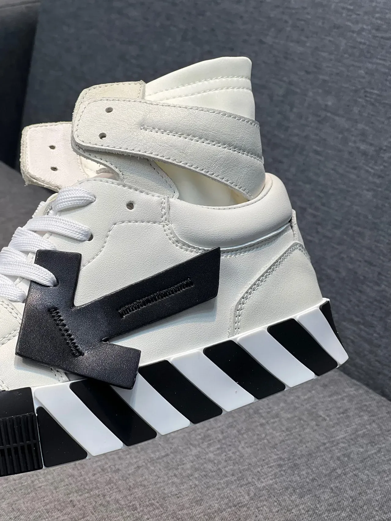 Off-White Industrial Sneakers Lifestyle Hautes Blanches Et Noires 8