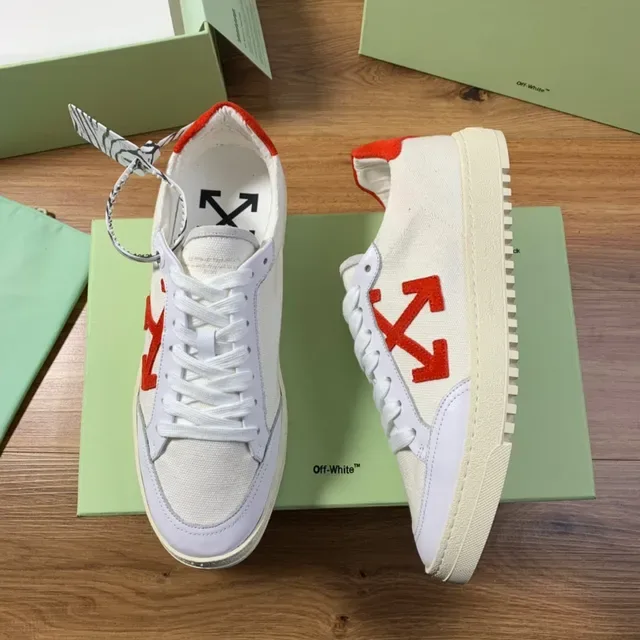 Off-White Sneakers Lifestyle en Toile Rouge avec Logo Fléché 4