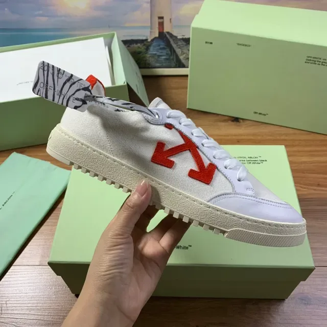 Off-White Sneakers Lifestyle en Toile Rouge avec Logo Fléché 5