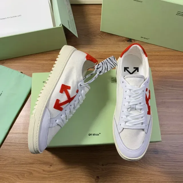 Off-White Sneakers Lifestyle en Toile Rouge avec Logo Fléché 6