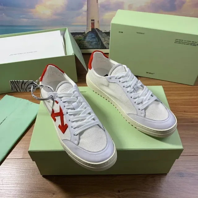 Off-White Sneakers Lifestyle en Toile Rouge avec Logo Fléché 7