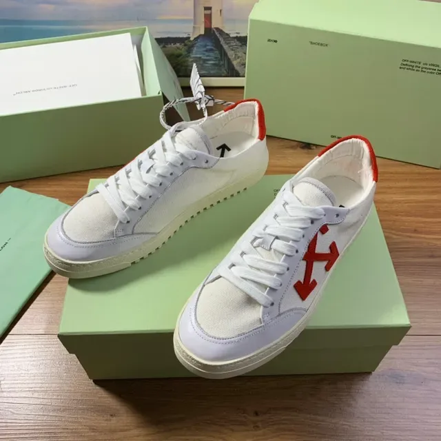 Off-White Sneakers Lifestyle en Toile Rouge avec Logo Fléché 8