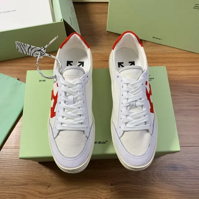 Off-White Sneakers Lifestyle en Toile Rouge avec Logo Fléché 9