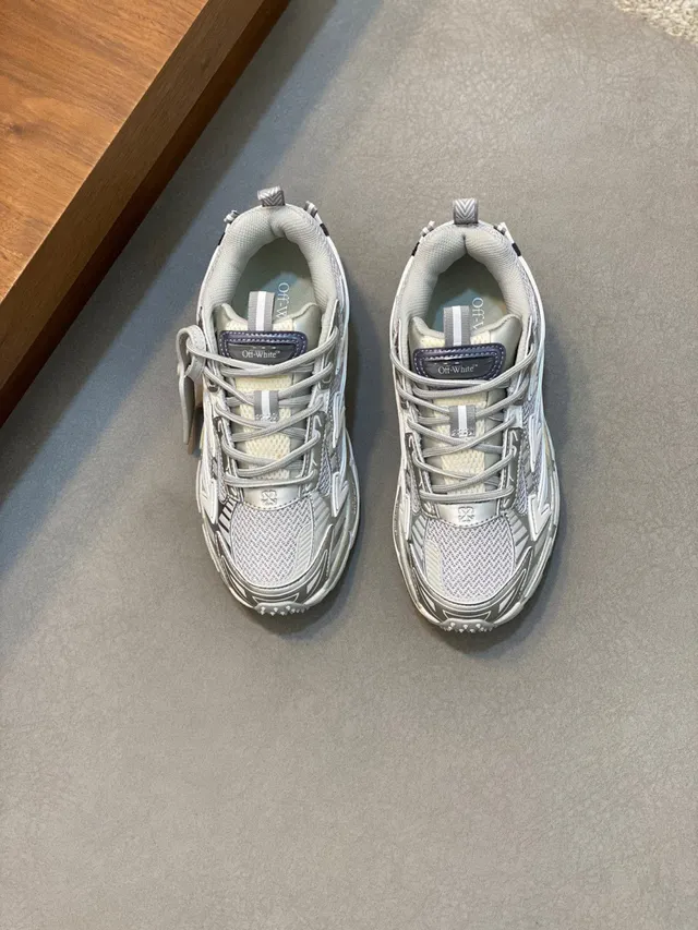 Off-White Runner Gris Clair Sangle Industrielle Sneakers Chunky 2