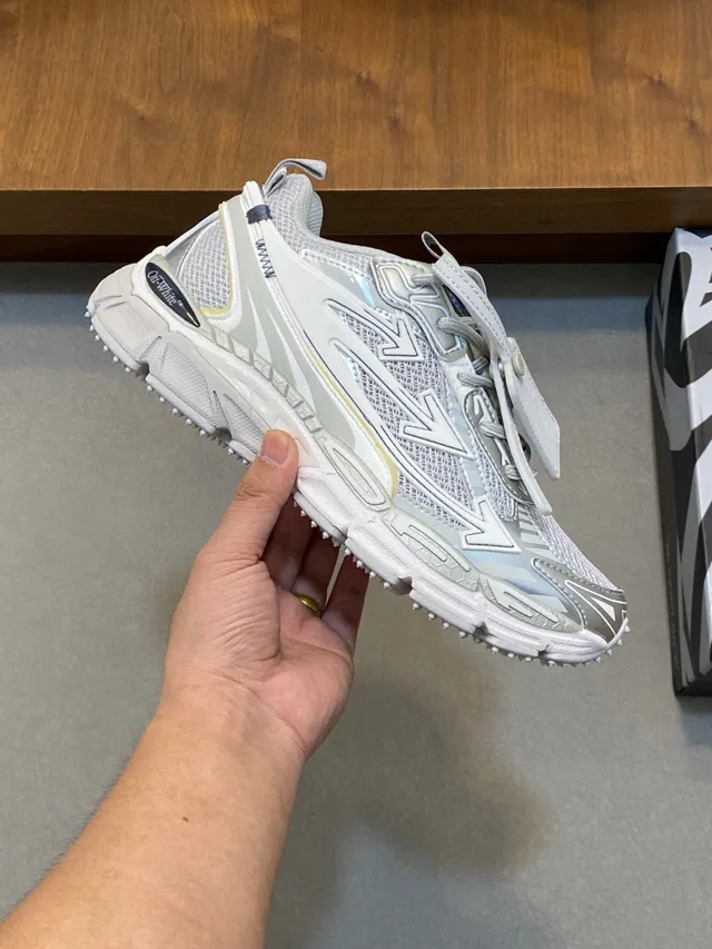 Off-White Runner Gris Clair Sangle Industrielle Sneakers Chunky 5