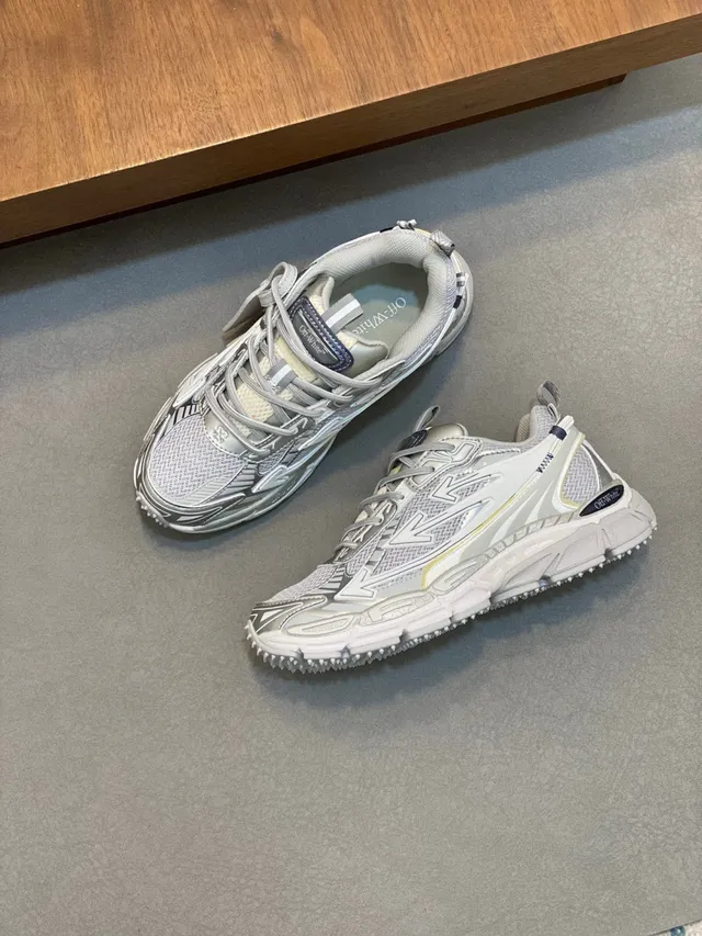Off-White Runner Gris Clair Sangle Industrielle Sneakers Chunky 6