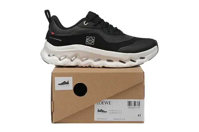 On Tênis lifestyle pretos e brancos low-top com upper de malha sintética 3