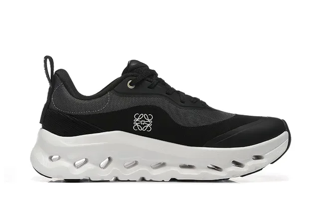 On Tênis lifestyle pretos e brancos low-top com upper de malha sintética 5