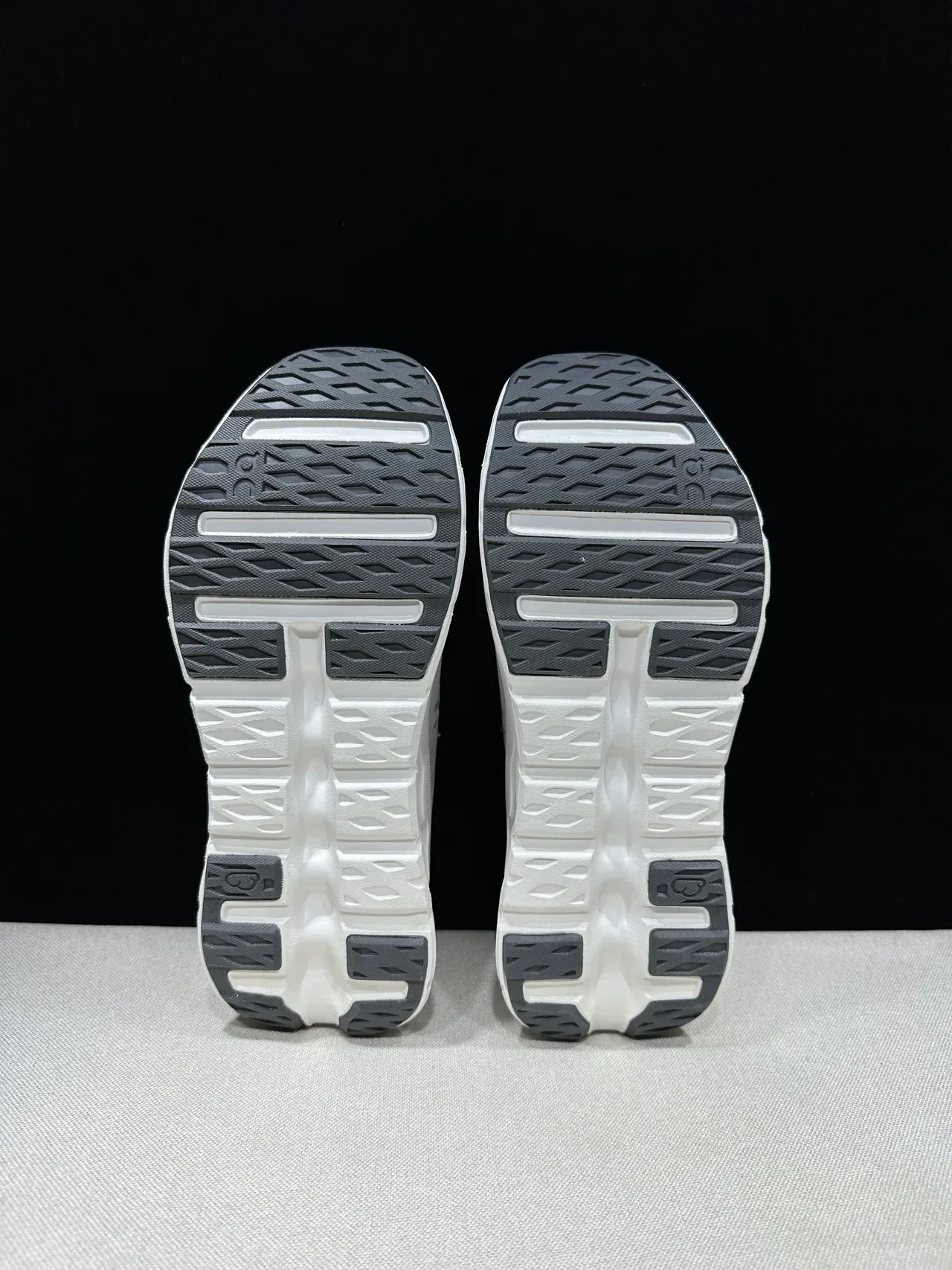 On Cloud White Blue Knit Upper Sculpted Hollow Midsole Running Shoes 2