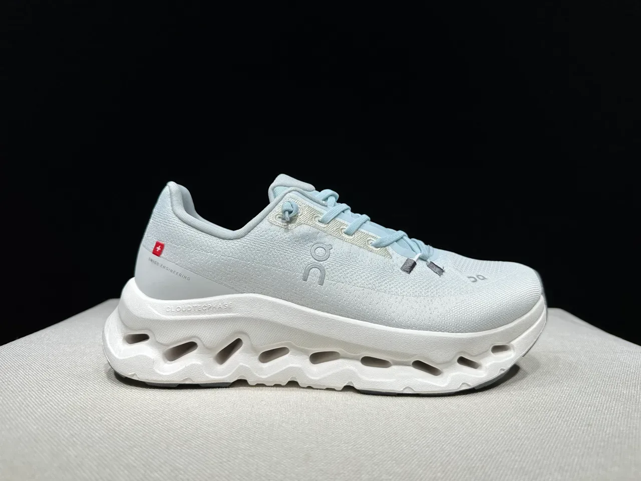 On Cloud White Blue Knit Upper Sculpted Hollow Midsole Running Shoes 3