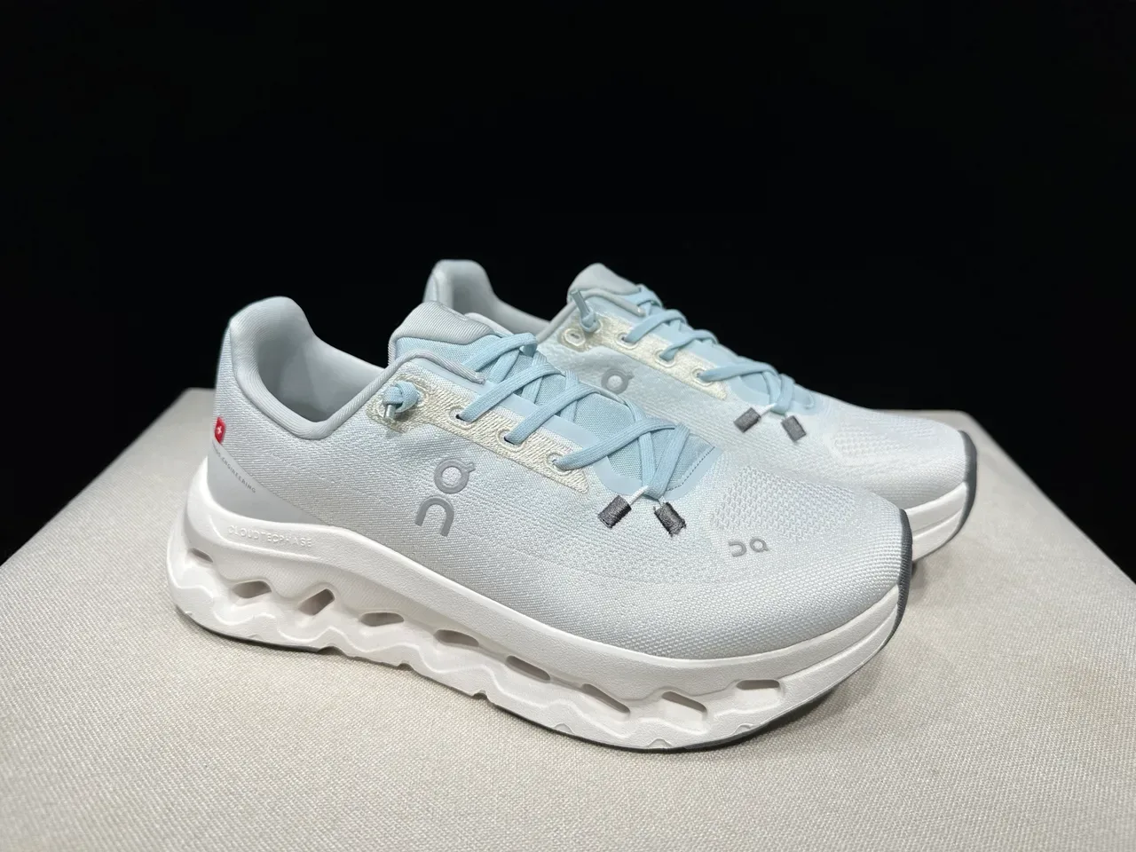 On Cloud White Blue Knit Upper Sculpted Hollow Midsole Running Shoes 4