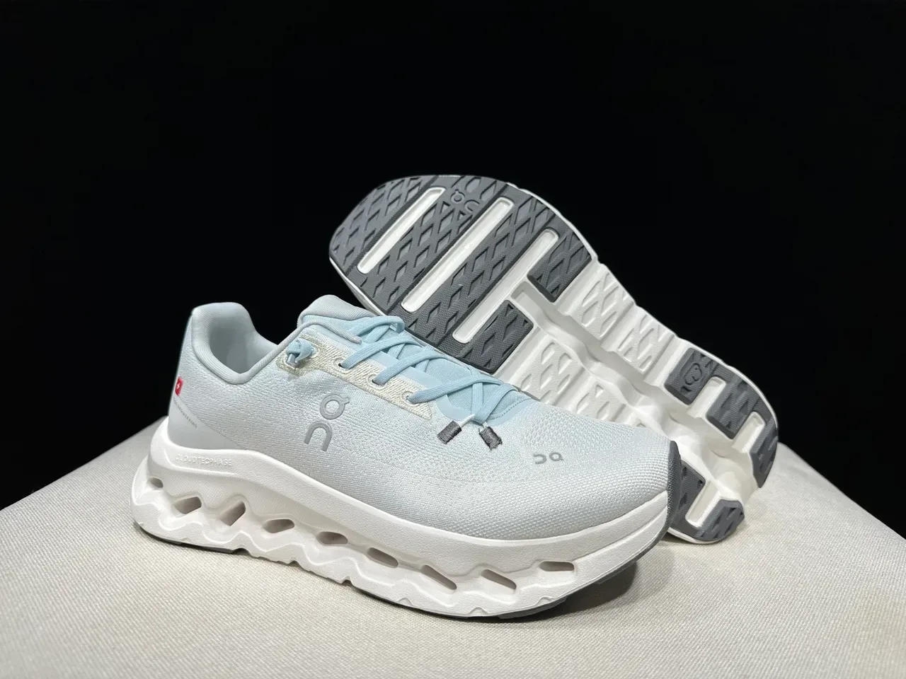 On Cloud White Blue Knit Upper Sculpted Hollow Midsole Running Shoes 5
