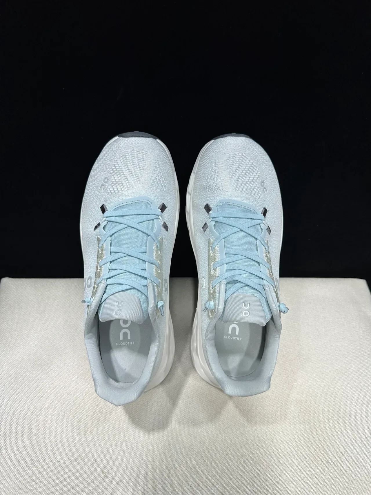 On Cloud White Blue Knit Upper Sculpted Hollow Midsole Running Shoes 6