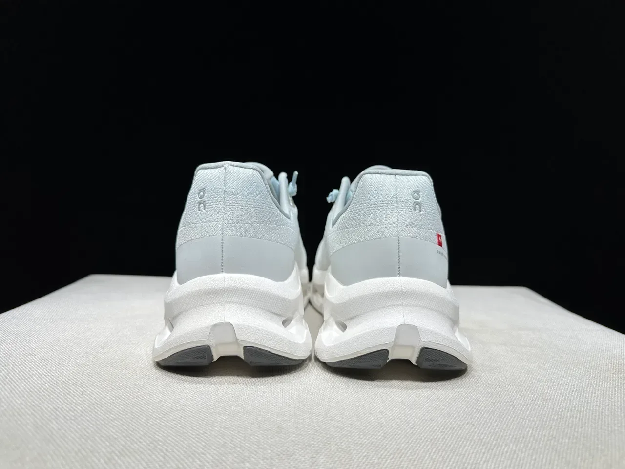 On Cloud White Blue Knit Upper Sculpted Hollow Midsole Running Shoes 7