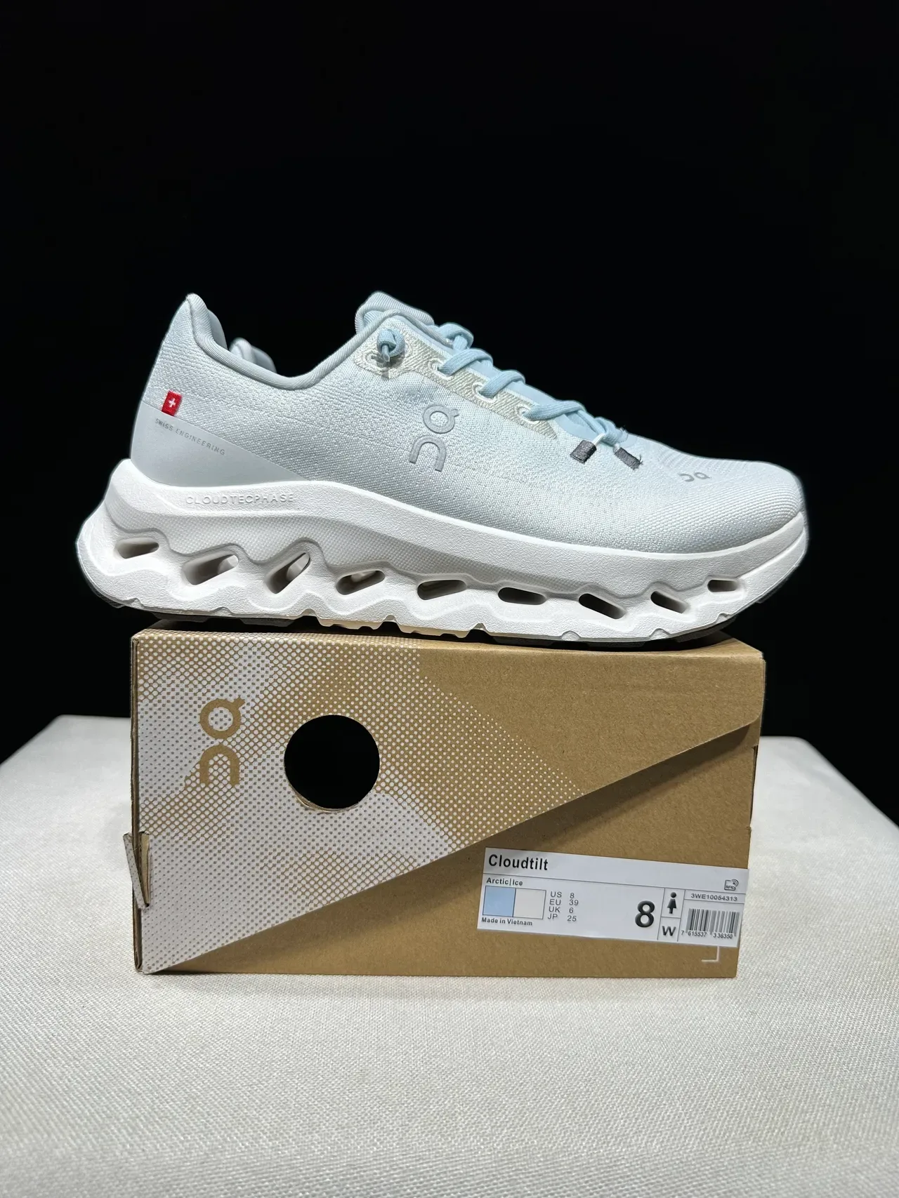 On Cloud White Blue Knit Upper Sculpted Hollow Midsole Running Shoes 9